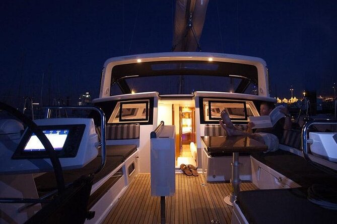 Luxury Diamond Head Sunset Sail - Yacht Details