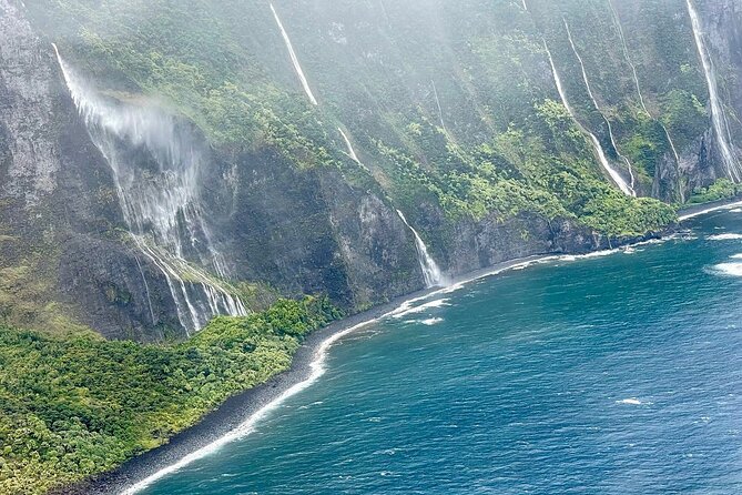 Maui *PRIVATE* Air Tour: Aquamarine & Emerald Dream: (2-5 People) - Capacity and Pricing