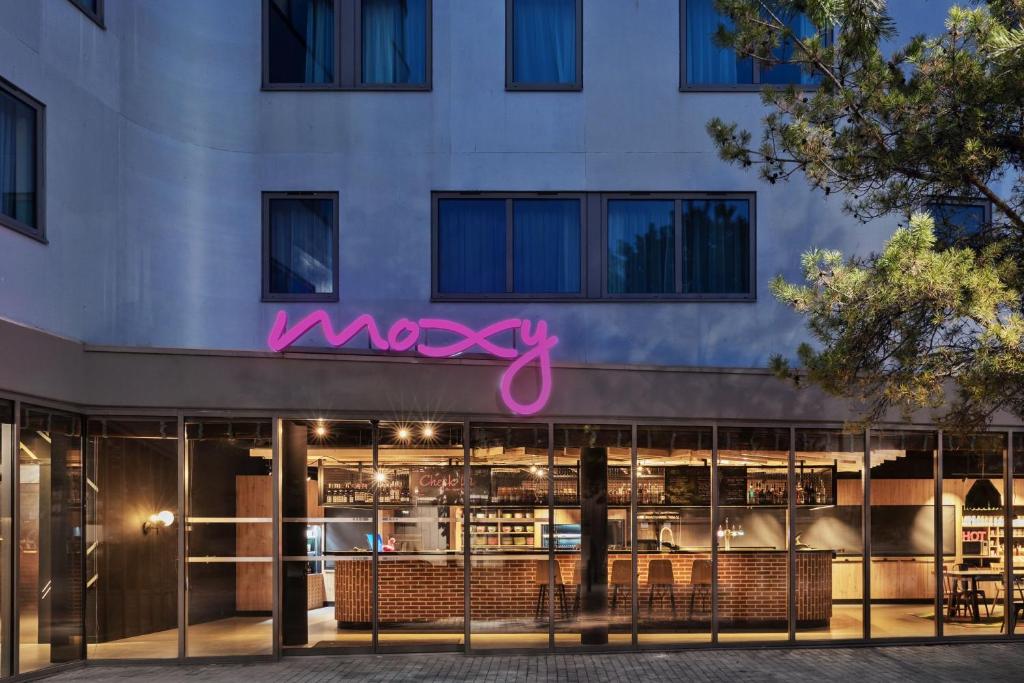 Moxy Amiens - Amenities and Services