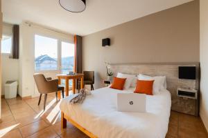 Residence of the Thermals - Amenities and Features