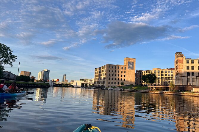Small Group Kayak Tour of Skyline in Milwaukee - Inclusions of the Tour