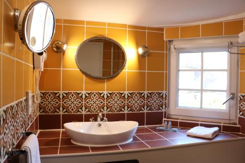 The Golden Chain - A Historic Setting