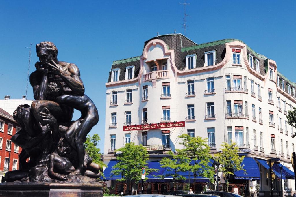 The Grand Hotel - Location and Accessibility