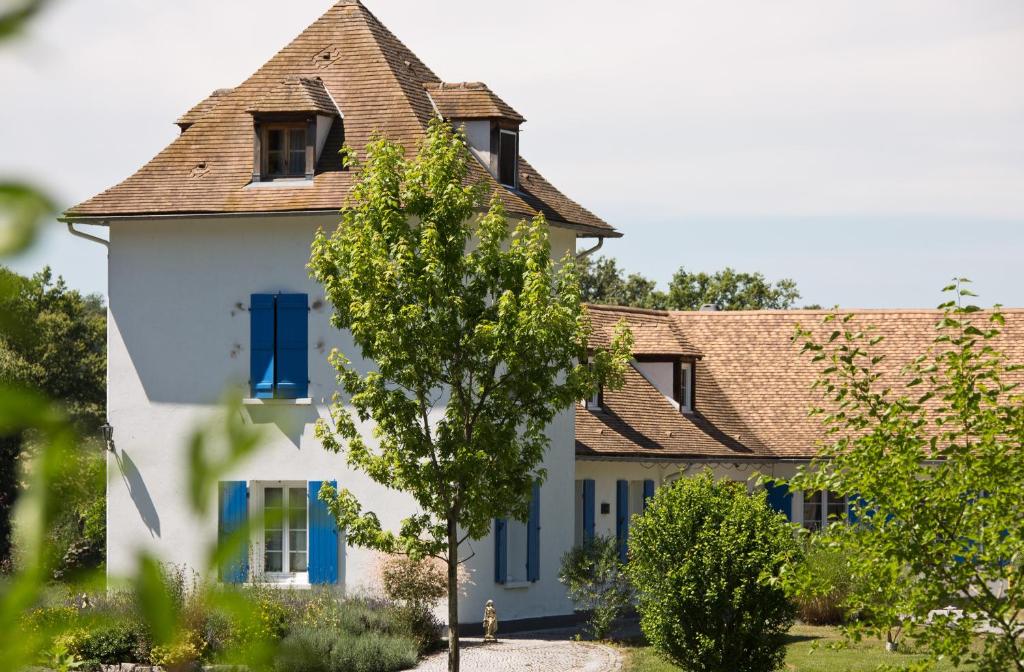 The House by the Lake - Location and Accessibility