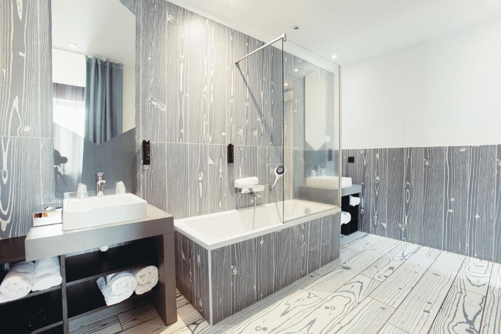 The Originals Boutique, Hotel Le Lion, Clermont-Ferrand - Accommodation Options