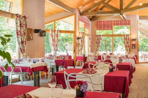 The Sleeping Wood - Hotel Restaurant & Spa Logis Hotel - Location and Accessibility