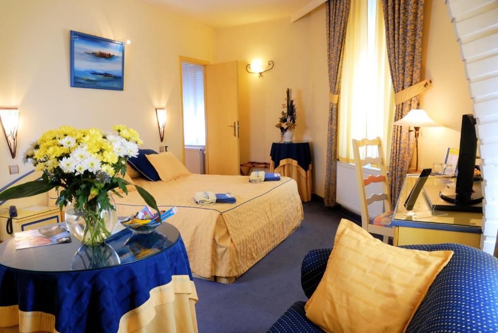 The Yellow Reflections - Amenities and Services