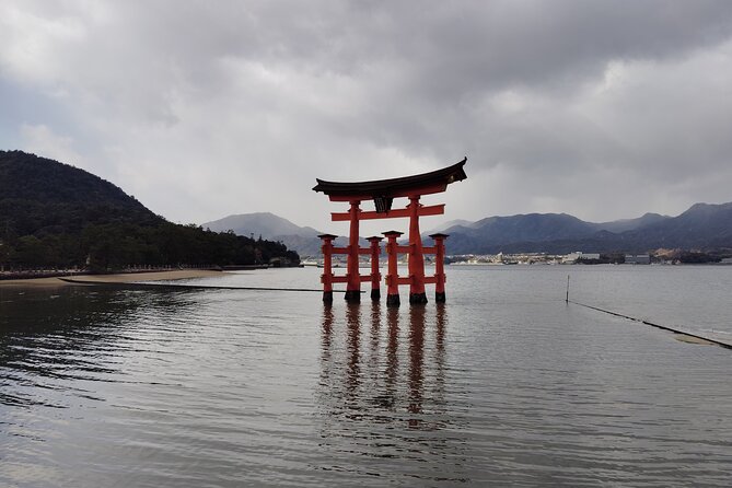 5 Hours Hiroshima Highlights Tour With Professional Guide - Discovering the Serene Itsukushima Shrine