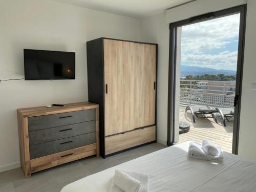 BLUE AGOSTA - Guest Reviews Highlights