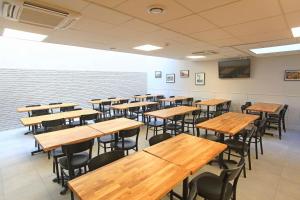 Brit Hotel Calais - Amenities and Services
