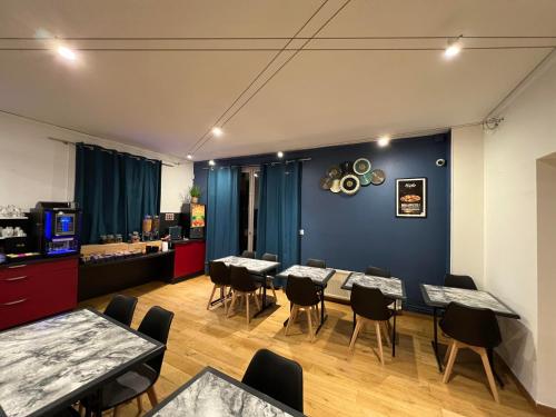 Brit Hotel Du Parc Niort Center - Free Parking - Features of the Hotels Parking Facilities