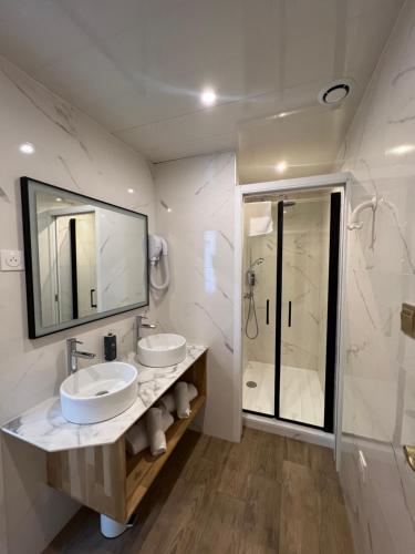 Brit Hotel Privilege Le Royal - Center Station - Room Types and Amenities