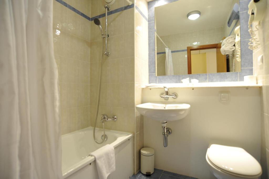 Campanile Aurillac Hotel Restaurant - Dining Experience at the Restaurant