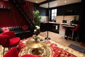 Capsule Secret - Jacuzzi - Netflix & Home Cinema - Couple Games - Pole Dance Bar - In-Room Entertainment Options