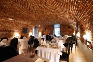 Château De La Motte Fenelon - Accommodations and Amenities