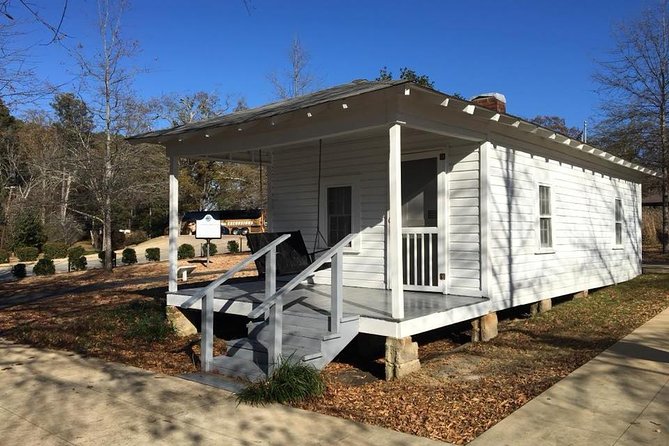 Elvis Presleys Childhood Home Sightseeing Daytrip From Memphis - Visiting the Elvis Presley Birthplace