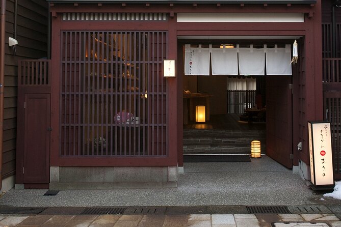 Gold Leaf Crafting in Higashi Chayagai, Kanazawa - Discovering the Beauty of Higashi Chayagai