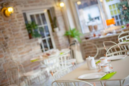 Hostellerie De Bretonnière - Logis Hotels Group - Amenities and Services