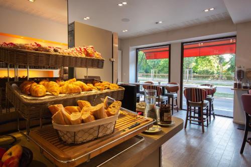 Hotel De La Gare Troyes Centre - Amenities and Services