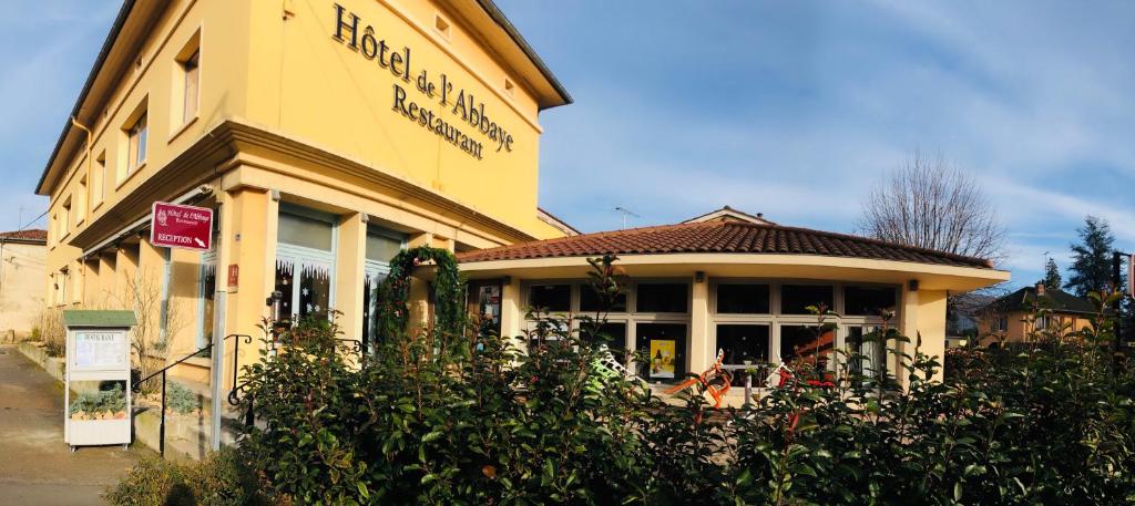 Hotel De L'abbaye in Cluny - Amenities and Services Offered