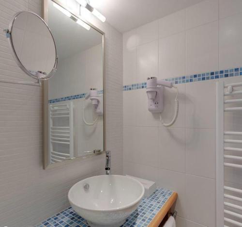 Hotel La Croix Blanche - Room Features and Amenities