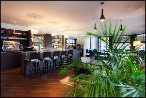 Hotel Le Berry Saint-Nazaire - Guest Experiences and Feedback