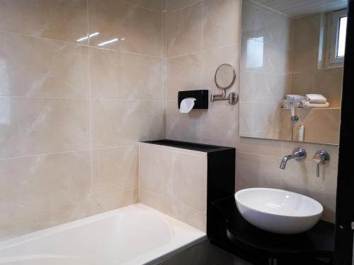 Hôtel Le Boeuf Couronné Chartres - Logis Hotels - Room Features and Options