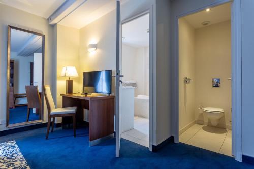 Hotel Restaurant Family Bourgeois The Coast of Damned Mountains - Dining Experience