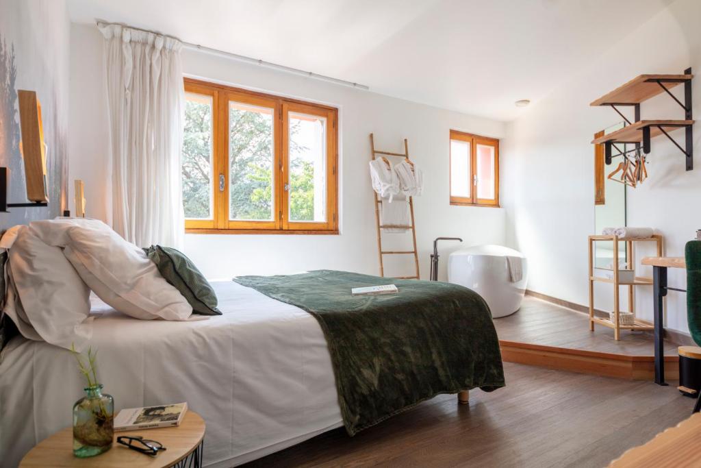 Hotel Restaurant Les Glycines - Accommodation Options and Amenities