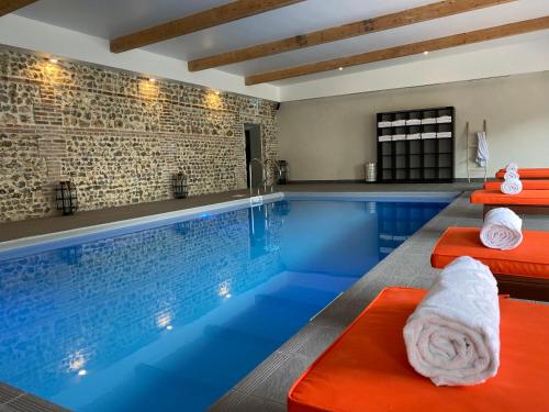 Hotel-Spa-Pool Le Petit Castel Beuzeville-Honfleur - Wellness Centre and Spa Services