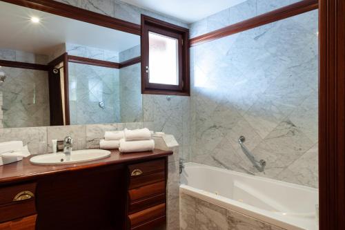Hotel The Gentleman's Residence - Amenities and Services