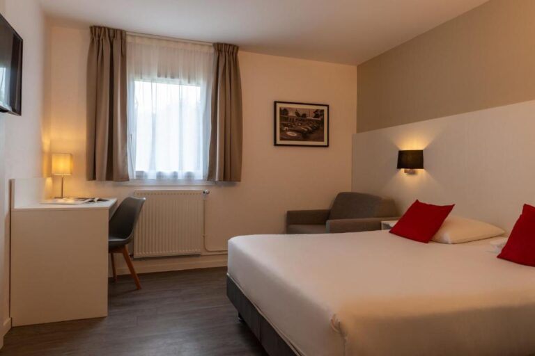 Hotel The Originals Bernay Acropole Review