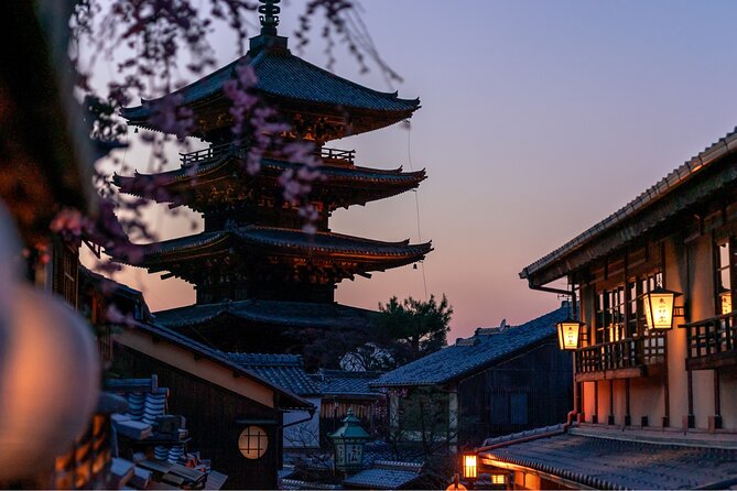 Kyoto Night Walking Tour With a Licensed Local Guide - Strolling Through the Historic Machiya Townhouses