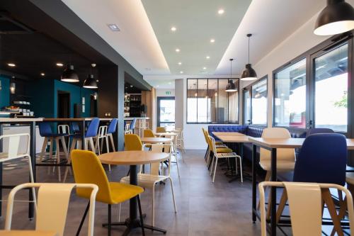 Kyriad Niort-MendesFrance Space - Diverse Accommodations Available