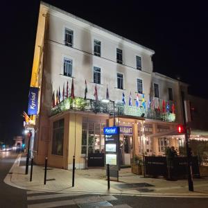 KYRIAD ORANGE City Center - HOTEL & RESTAURANT - the Art Gallery of the Princes - Provence Alpes Côte D'Azur - France - Near A7-A9 - Exit 21 - Châteauneuf-Du-Pape Avignon Bollene Nimes - Amenities and Facilities