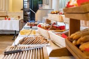 La Mère Poulard - Dining and Amenities