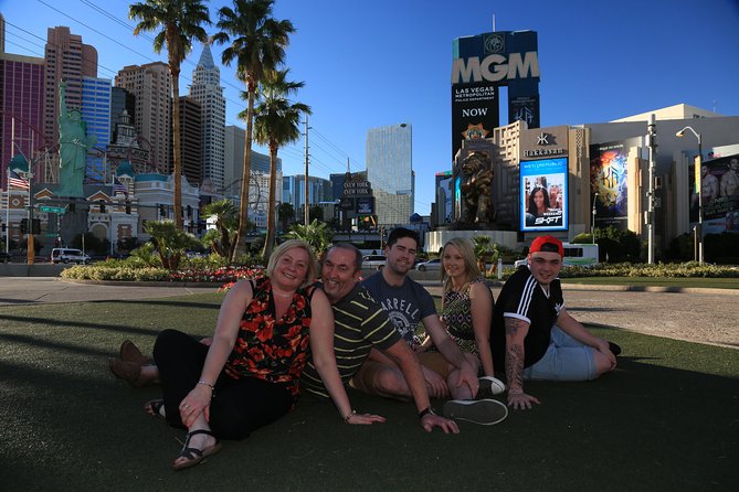 Las Vegas Photo Tour by Luxurious Vehicle - Professional Photography Included