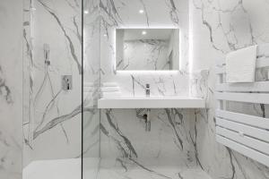 Legend Majestic - Free Private Parking - Air Conditioning - Train Station - City Center - Accommodation Options