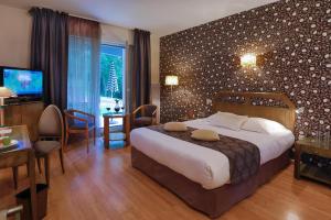 Logis Burnel and The Key to the Fields - Dining Delights at the On-site Restaurant