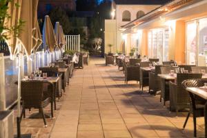 Logis Hostellerie De L'Abbaye - Amenities and Services