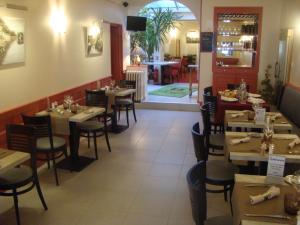 Logis Hôtel De France - Accommodations and Room Features