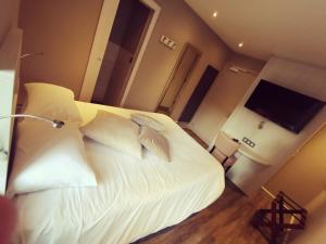 Logis Hotel Des Bains - Amenities and Services