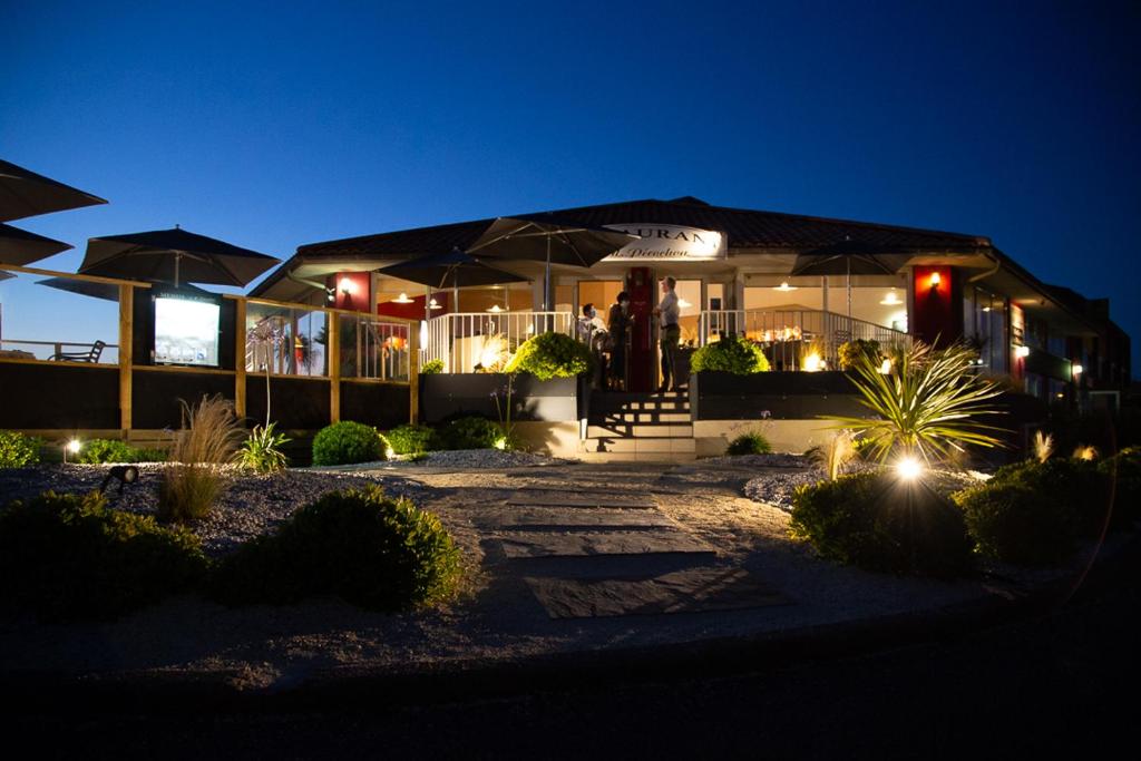 Logis Hôtellerie Les Brisants, Restaurant J M Perochon - Dining and Culinary Delights