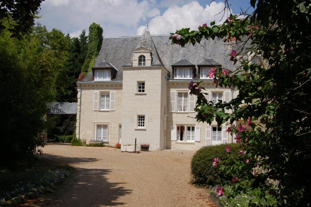 Logis Manoir De La Giraudière - Dining Experience and Breakfast Options
