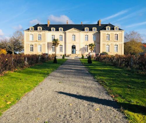 Particular Hotel CHÂTEAU DES MARAIS Proximity and View of the Grand Lieu Lake - Exceptional Accommodations and Amenities