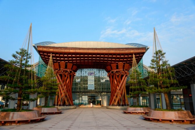 Private Half-Day Kanazawa Walking Tour and Historical Photo Spot - Kenroku-en Garden