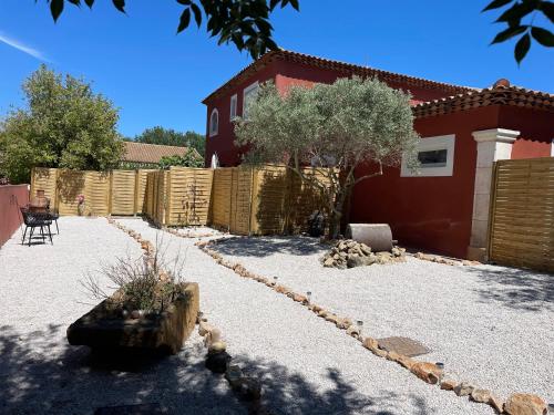 The Beautiful House - Amenities and Services