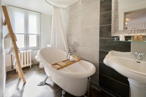 The Originals Boutique, Hotel La Colonne De Bronze, Saint-Valéry-Sur-Somme - Amenities and Services