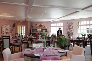 The Tin Pot Saint Quentin West - Accommodations and Amenities