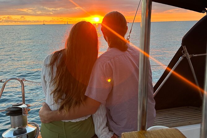 Waikiki Private Day Tour and Sunset Sail for Couples - Tour Inclusions and Refreshments